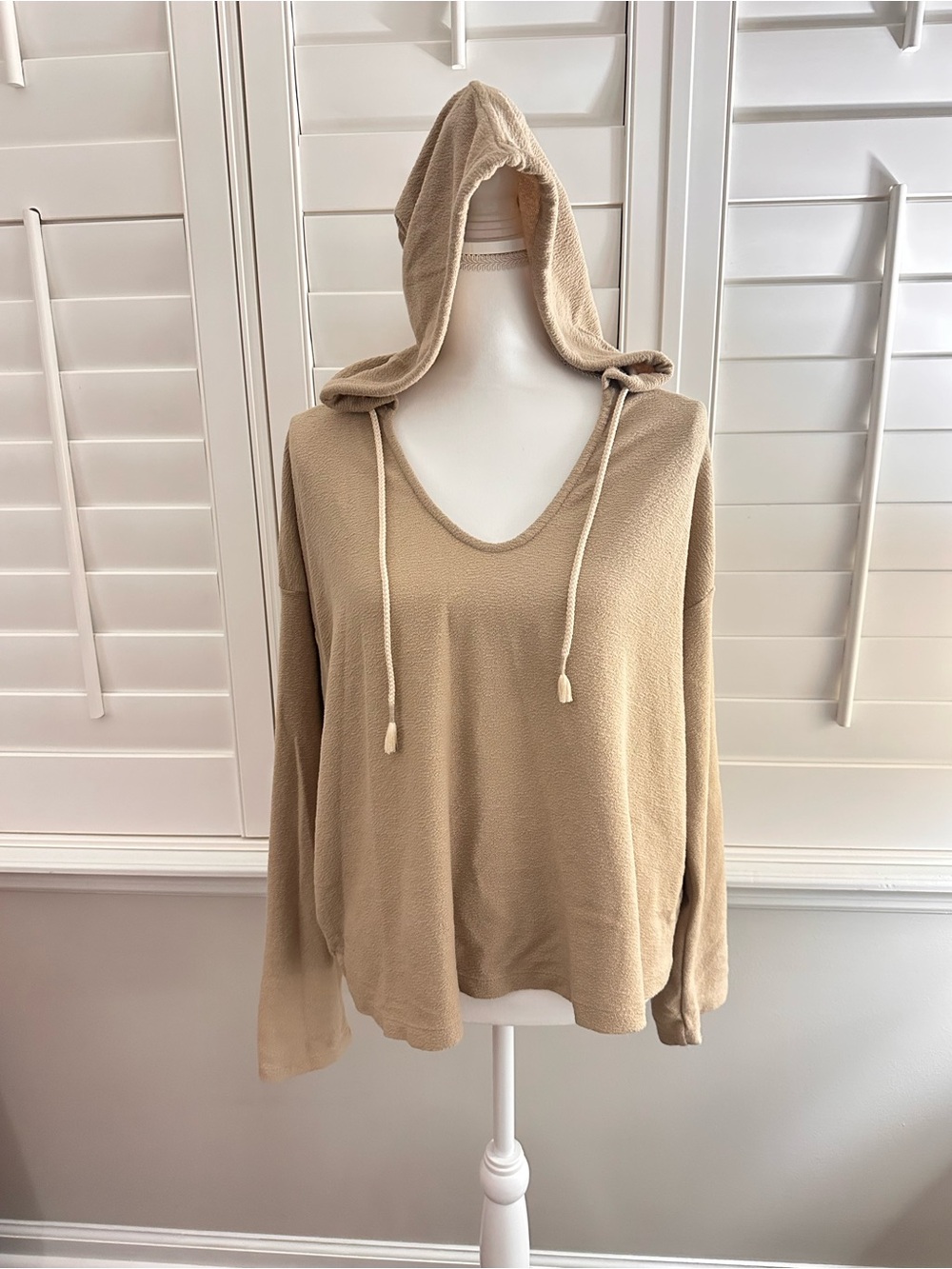 Universal Thread Lightweight Hooded Pullover in Tan